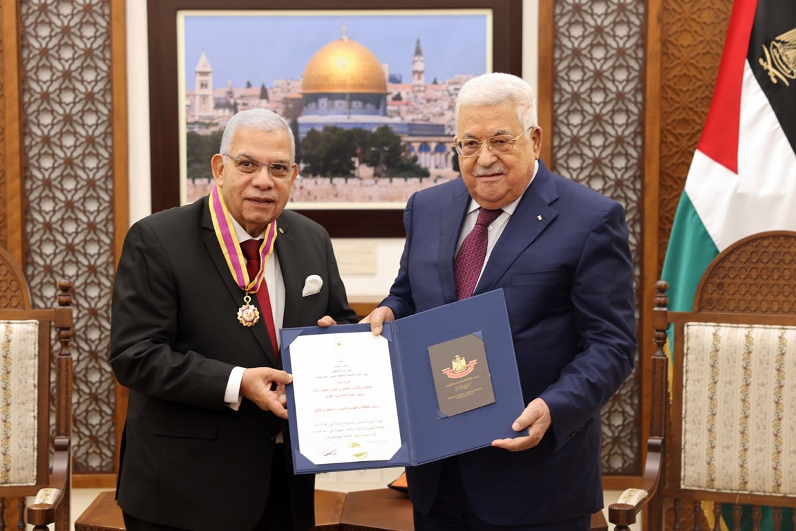  الرئيس يمنح رئيس اتحاد الناشرين العرب محمد رشاد وسام الثقافة والعلوم والفنون (عدسة: ثائر غنايم)